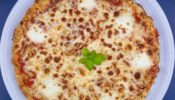 Pizza Margherita – Steinofenpizza mit Tomatensauce, Mozzarella und Basilikum im Ristorante Mediterraneo Mainz