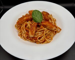 Linguine mit Lachs in Tomaten-sahnesoße