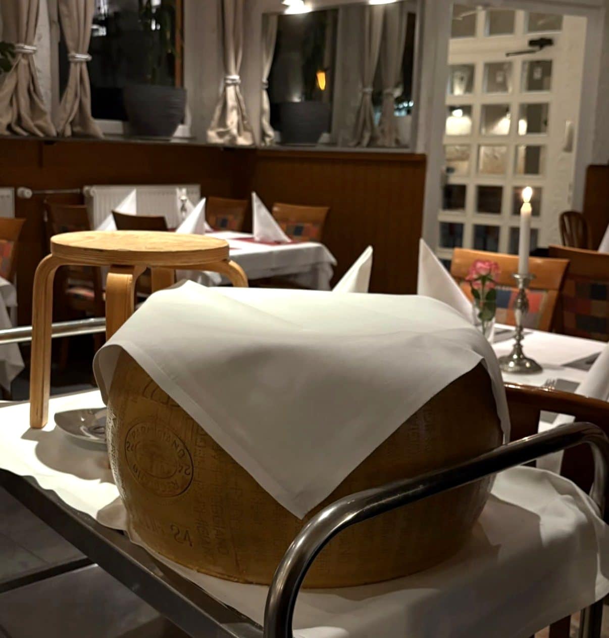 Pasta aus dem Laib Parmigiano Reggiano – Lieferservice Restaurant Mediterraneo Mainz